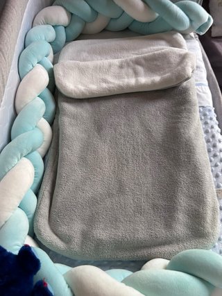 Saco de bebé gris y blanco