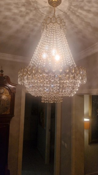 Lámpara de araña de cristal dorada.