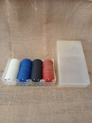 Fichas de póker (blancas, azules, negras, rojas)