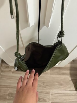 Bolso de hombro verde con nudos