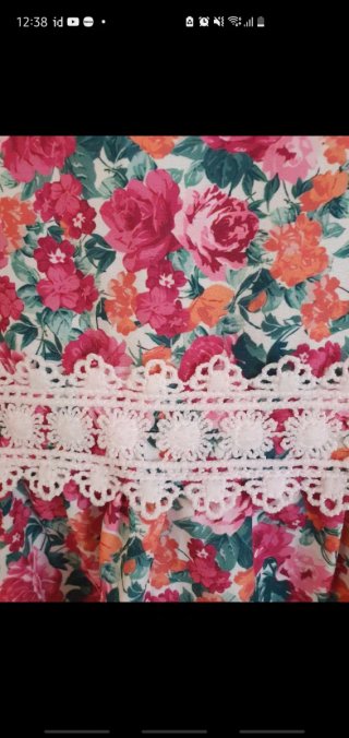 Vestido largo floral rosa con encaje
