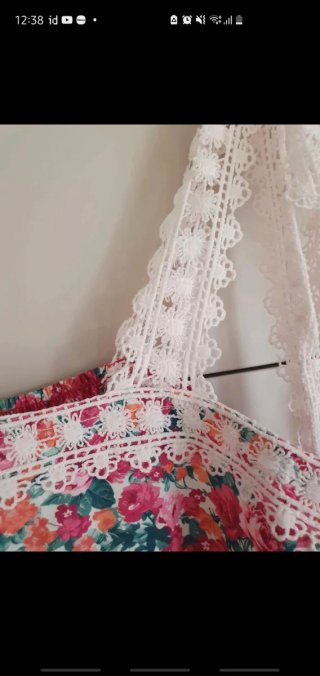 Vestido largo floral rosa con encaje
