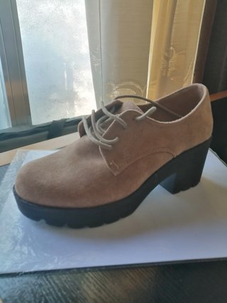 Zapatos de ante con plataforma cm nuevos.