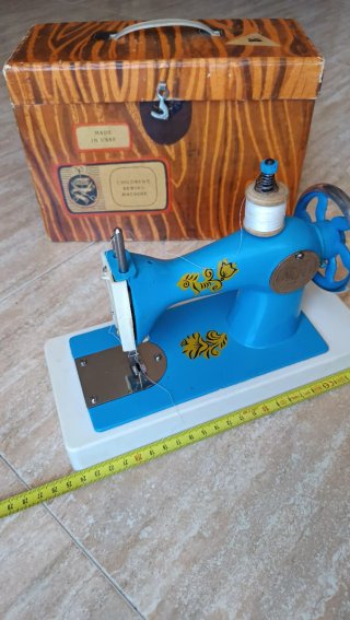 Máquina de coser antigua USSR juguete
