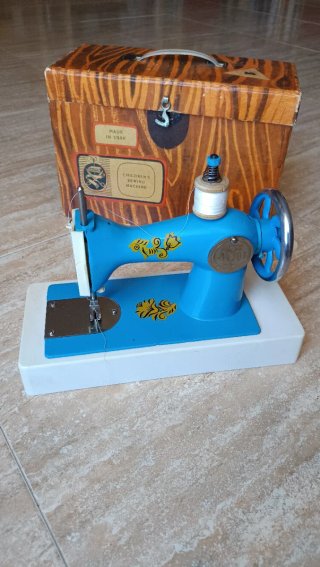 Máquina de coser antigua USSR juguete