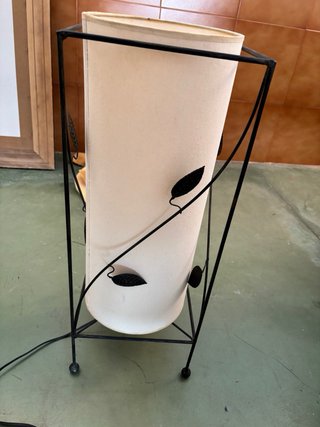 Lámpara de mesa beige y negra