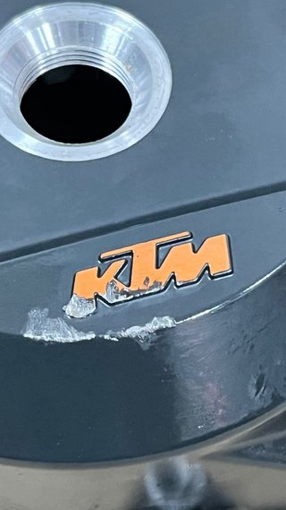 Tapa alternador KTM 790 Duke con detalle