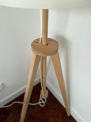 Lámpara Lauters de madera y tela