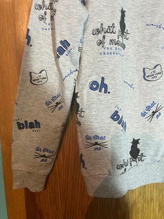 Sudadera gris con estampado de gatos talla S