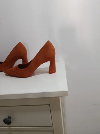 Zapatos de tacón naranjas ante