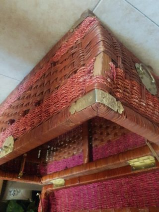 Baúl de mimbre con detalles metálicos