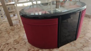 Mesa centro de madera negra con taburetes rojos