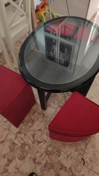 Mesa centro de madera negra con taburetes rojos