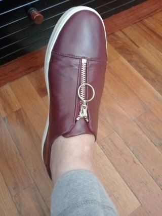 Zapatos granate con cremallera dorada