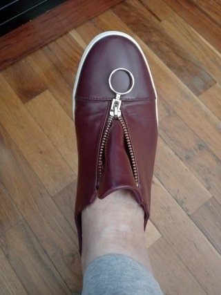 Zapatos granate con cremallera dorada