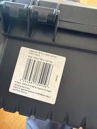 Caja de herramientas Stanley negra y amarilla