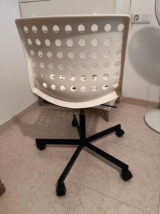 Silla de escritorio blanca con ruedas