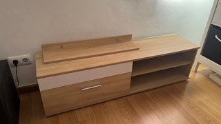 Mueble TV salón modular madera y blanco.