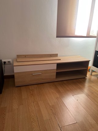 Mueble TV salón modular madera y blanco.