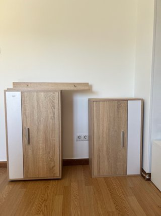 Mueble TV salón modular madera y blanco.