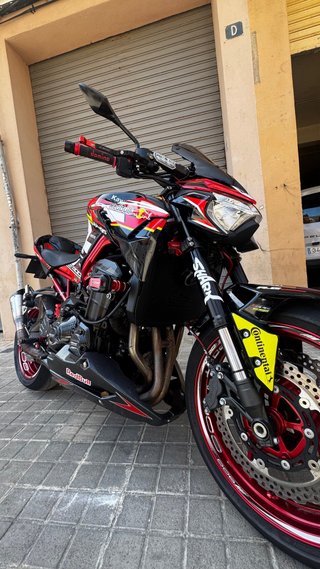 Kawasaki Z900 Negra y Roja
