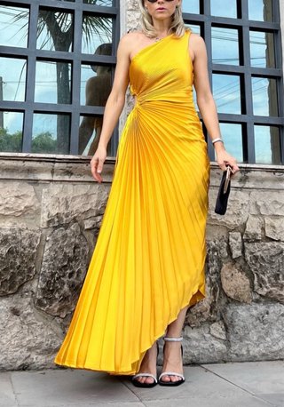 Vestido plisado dorado asimétrico