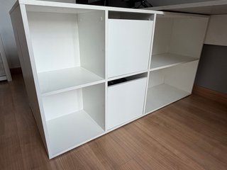 Escritorio modular gris y blanco