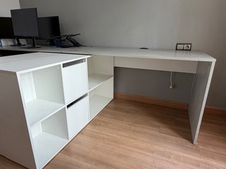 Escritorio modular gris y blanco