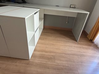 Escritorio modular gris y blanco