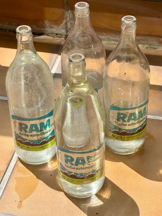 Botellas RAM antiguas para decoración