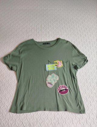 Camiseta verde Bershka con parches