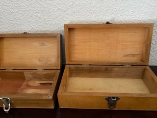 Cajas de madera con cierres metálicos