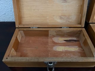 Cajas de madera con cierres metálicos