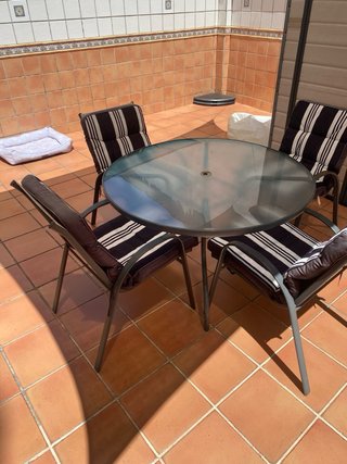 Mesa redonda de jardín con 4 sillas