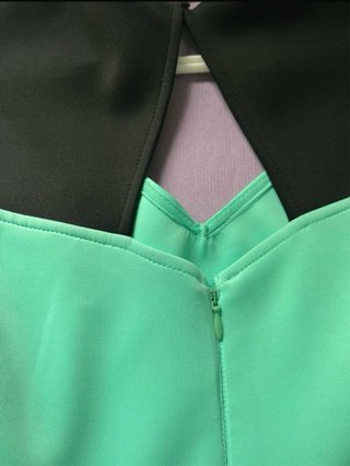 Vestido con detalles negros