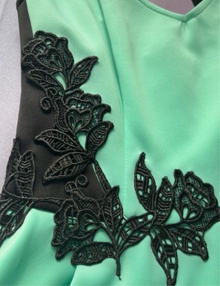 Vestido con detalles negros