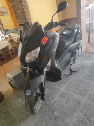 Yamaha Xmax Negra