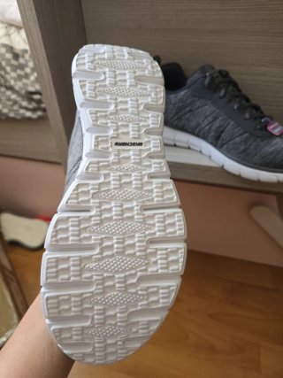 Zapatillas Skechers grises y blancas