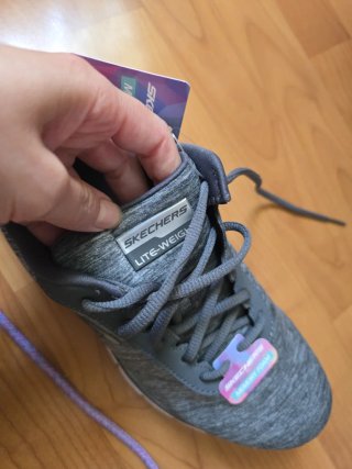 Zapatillas Skechers grises y blancas