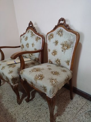 Tres sillones antiguos de madera y tela