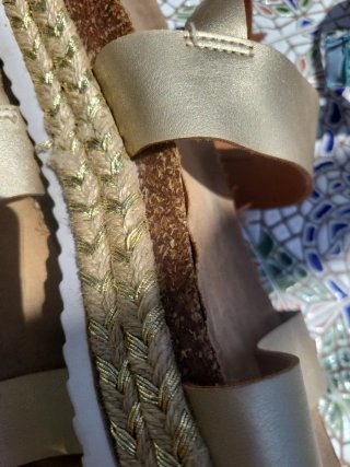 Sandalias doradas y marrones