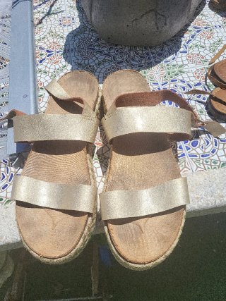 Sandalias doradas y marrones
