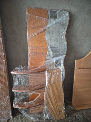 Ingresso in legno con specchio curvo