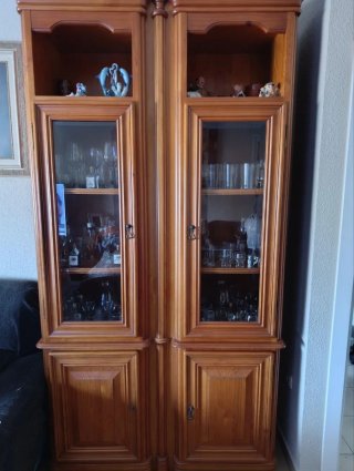 Vitrina de madera y cristal