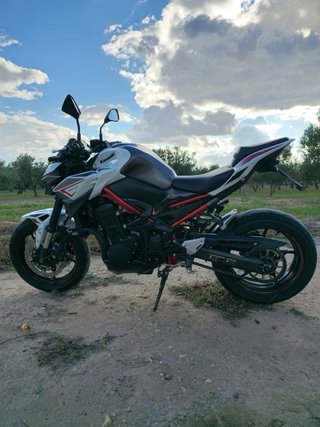 Kawasaki Z900 Full 2022 Blanca y Roja