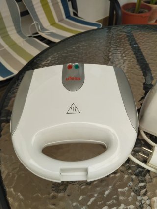 Tostadora y sándwichera blanca