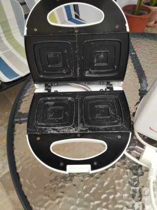 Tostadora y sándwichera blanca