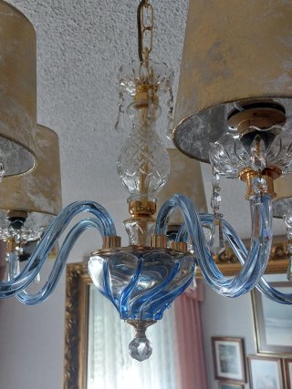 Lámpara de araña de cristal azul y dorado