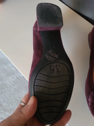 Zapatos morados con pompón