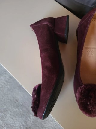 Zapatos morados con pompón